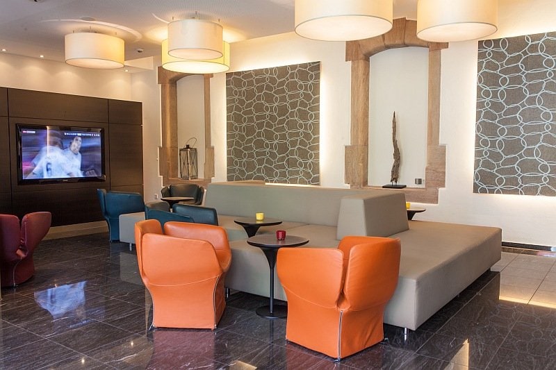 Novina hotel tillypark nuernberg lobby tv