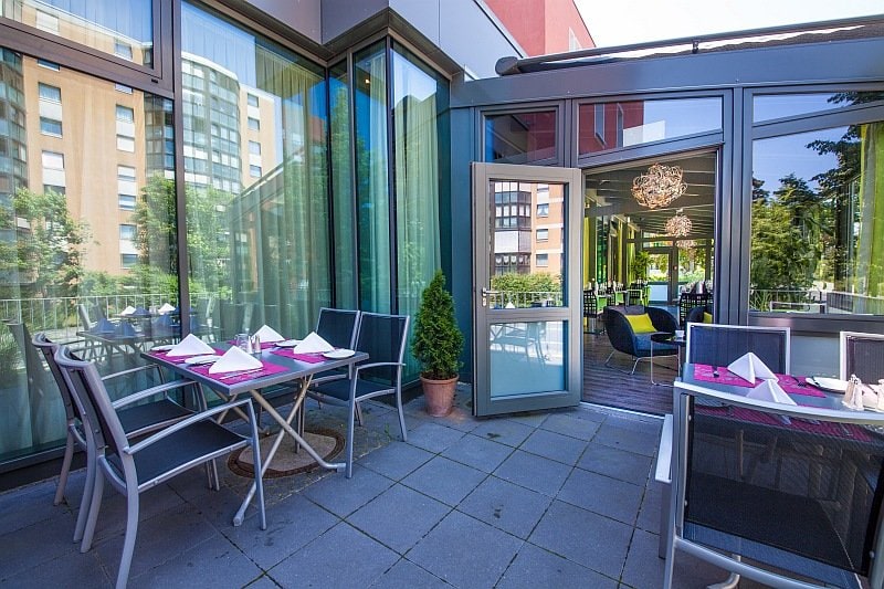 Novina hotel tillypark nuernberg wintergartenterasse