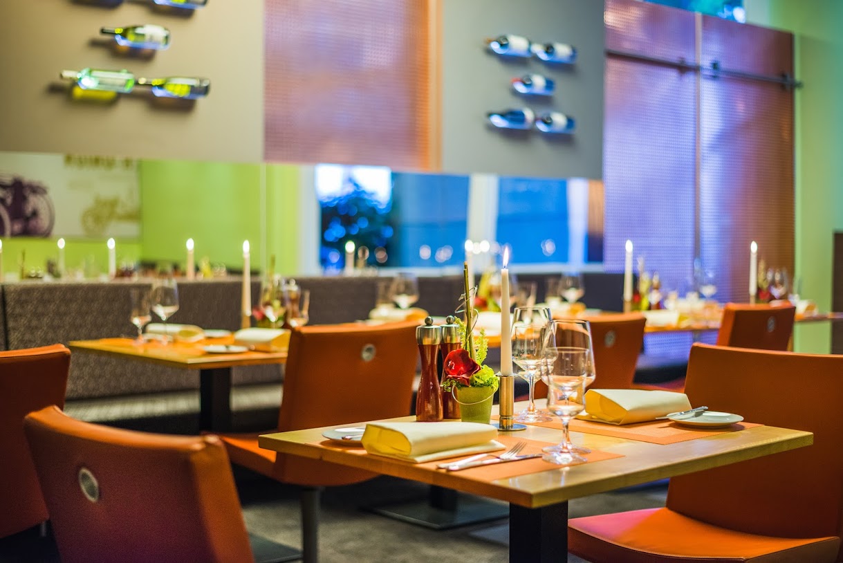 Ein stilvoll gedeckter Tisch in einem modernen Restaurant mit warmen Farben und Kerzenlicht